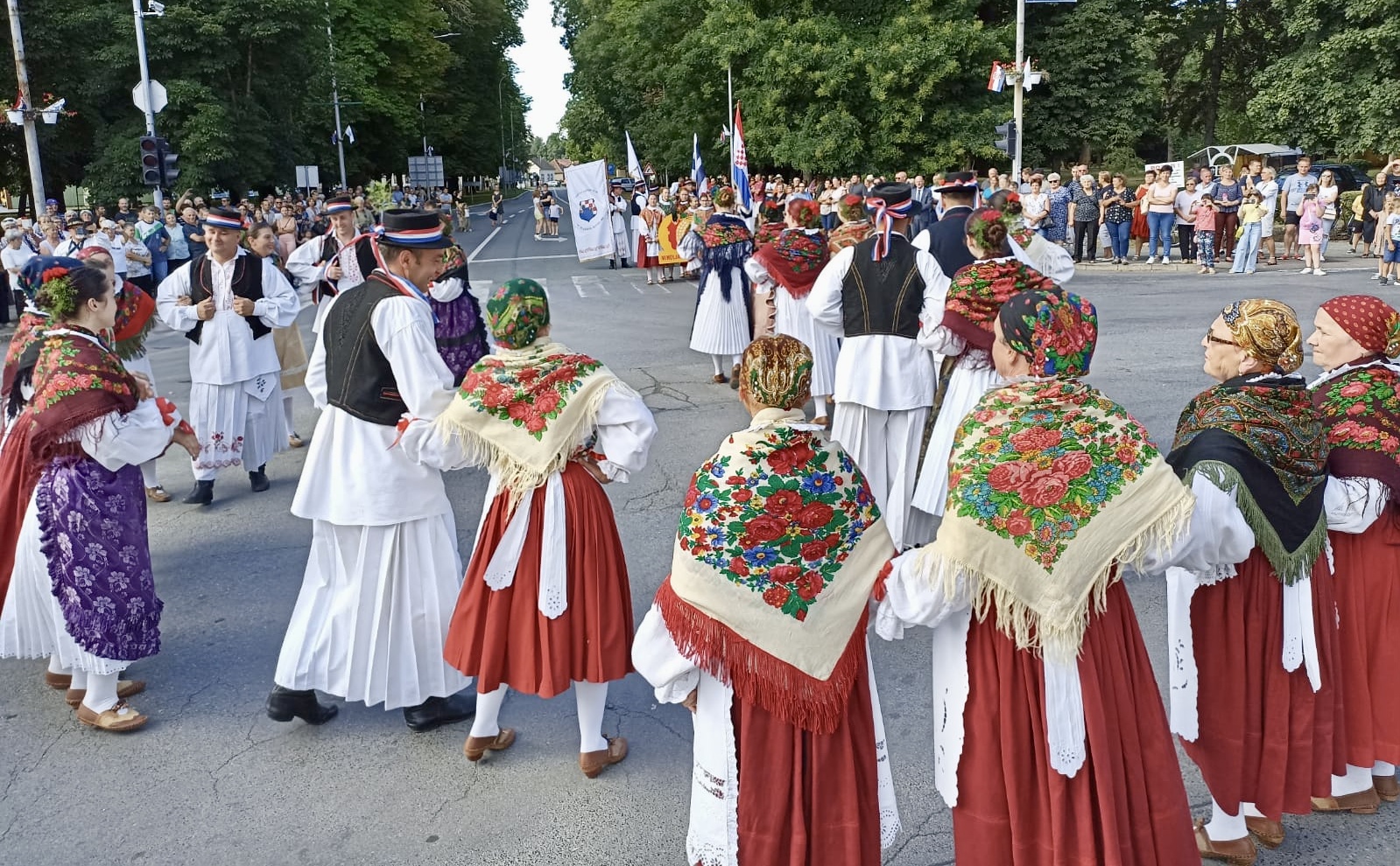 Ljepota i bogatstvo narodne nošnje, pjesme i plesa