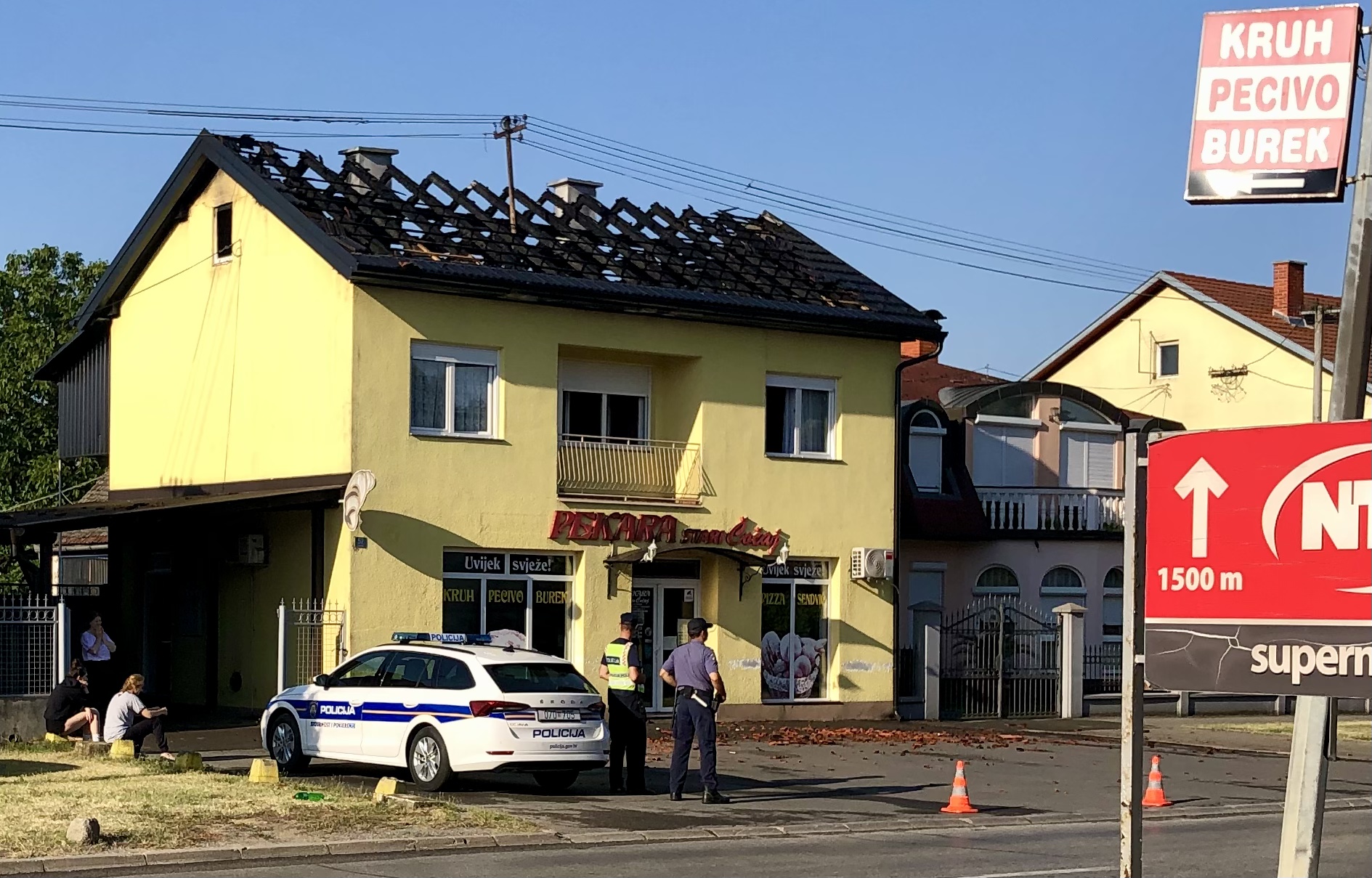 Izgorjelo krovište pekare “Stari Čočaj” u Donjem Miholjcu