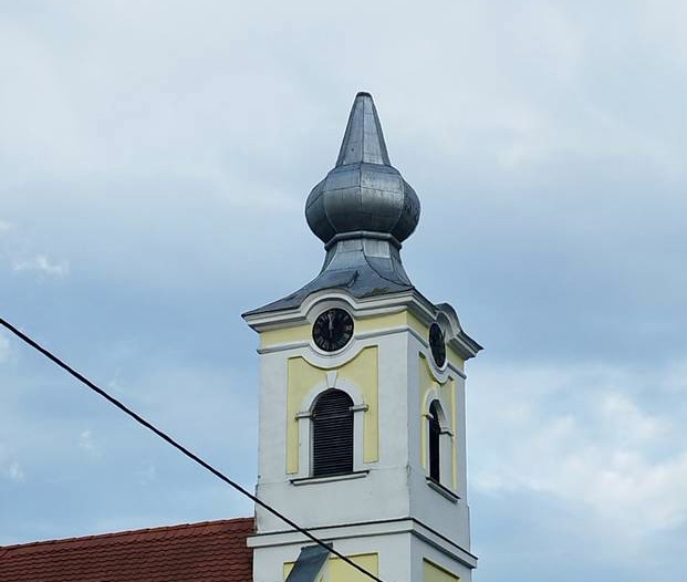 Vjetar srušio križ na filijalnoj crkvi u Lacićima