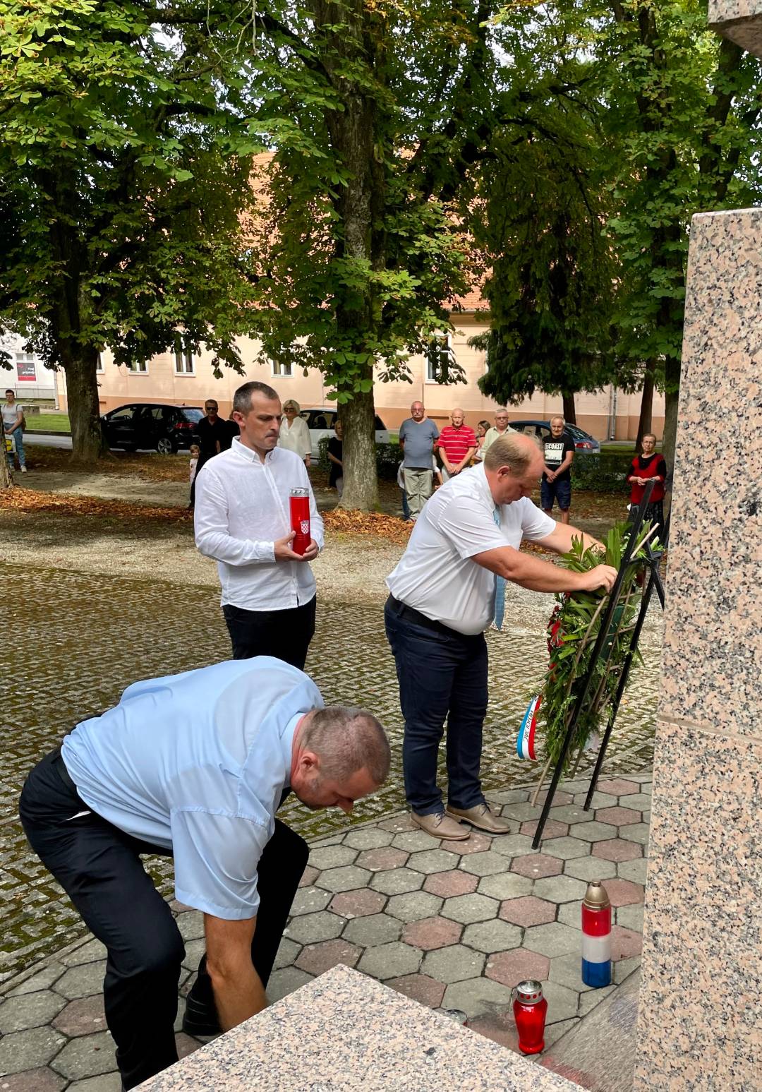 Cvijeće i svijeće na Spomenik poginulim braniteljima