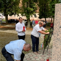 Cvijeće i svijeće na Spomenik poginulim braniteljima