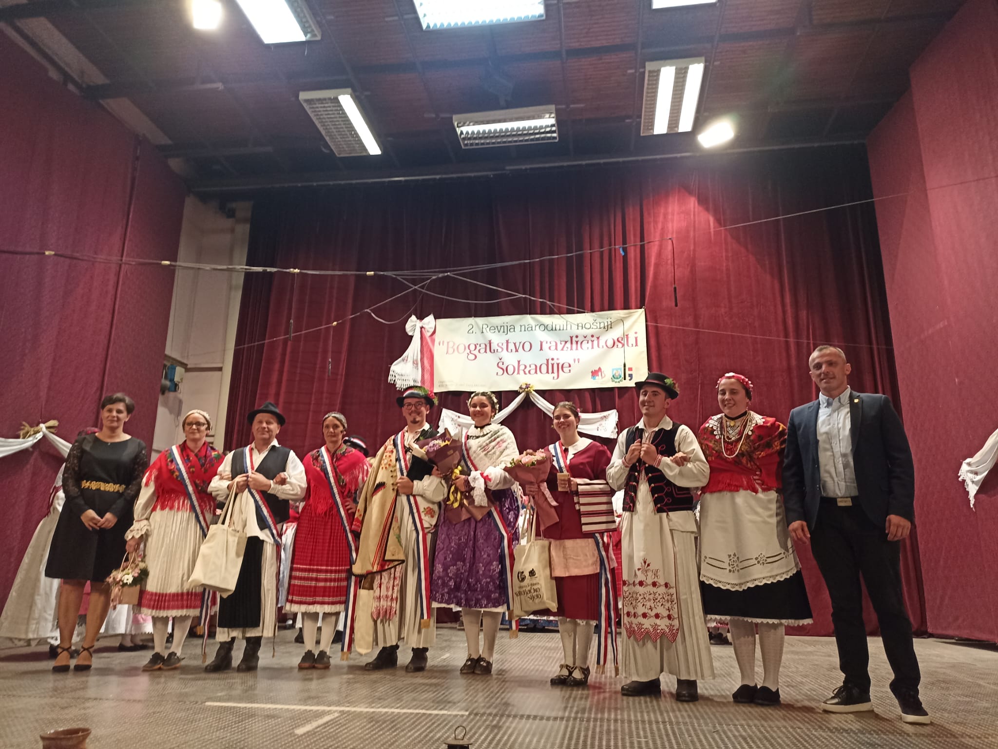 Bogatstvo različitosti Šokadije na Reviji narodnih nošnji